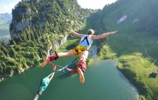 九游体育：英超争冠白热化，曼城、阿森纳、利物浦三强鼎立，赛季末悬念迭起