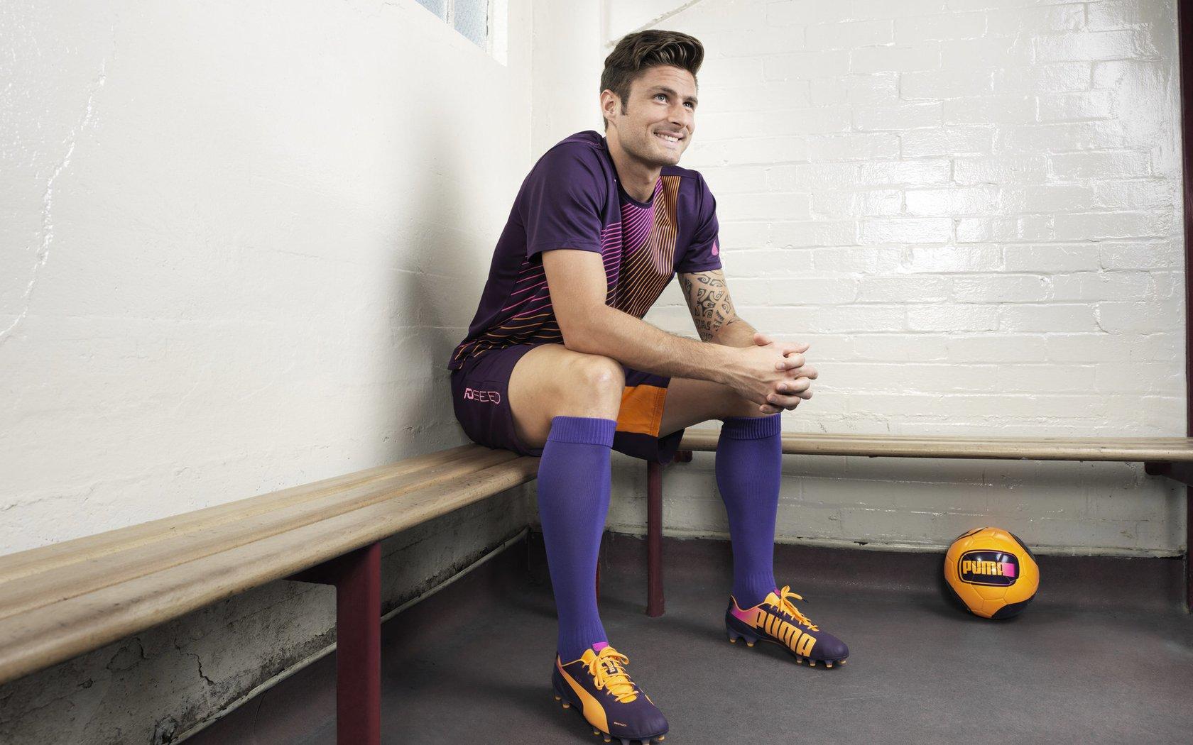 中超联赛激战正酣,争冠保级形势扑朔迷离,本土新星闪耀赛场