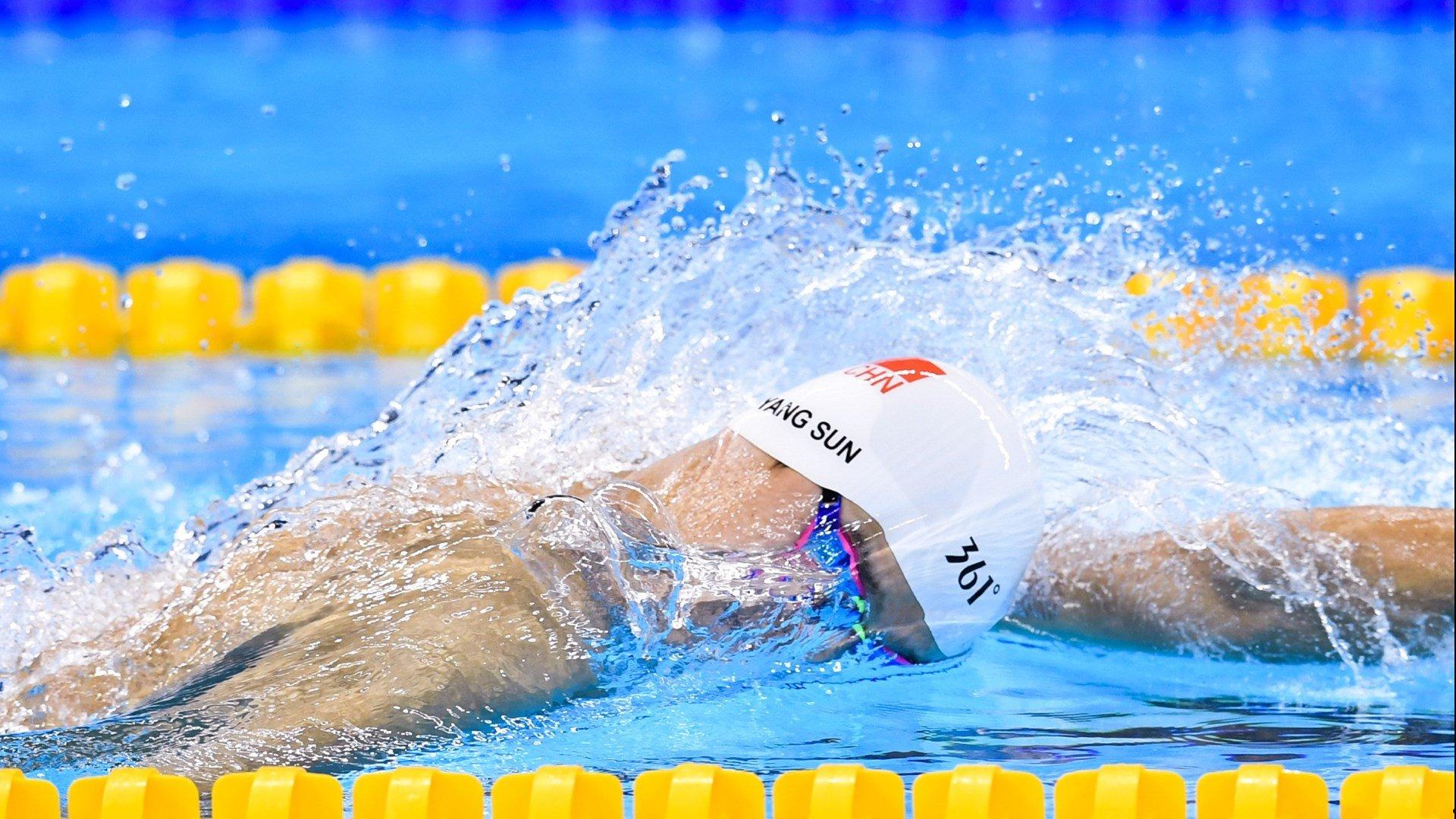 蝶泳名将再创世界纪录，泳坛新星闪耀国际赛场